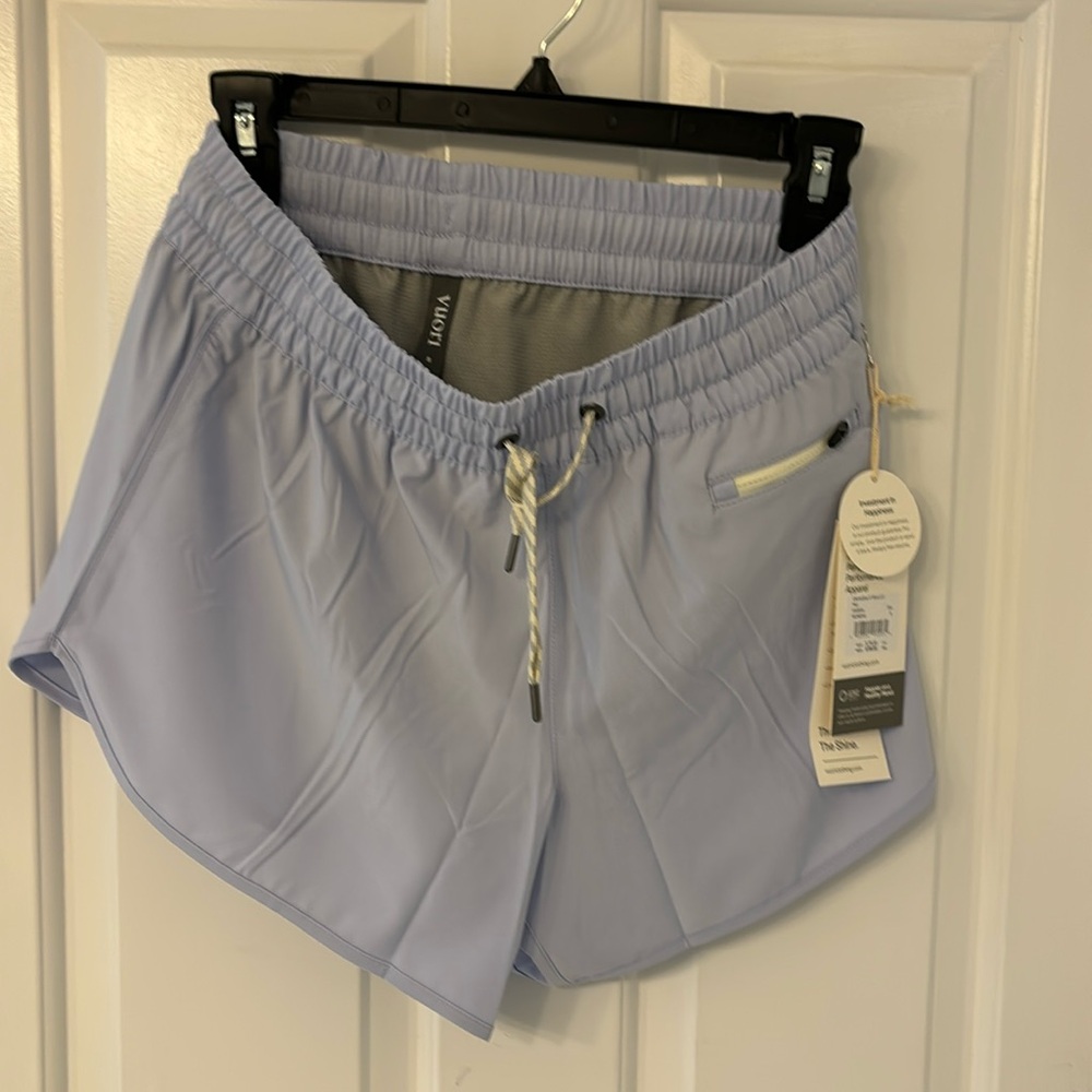 NWOT Vuori 4” Clementine Short 2.0